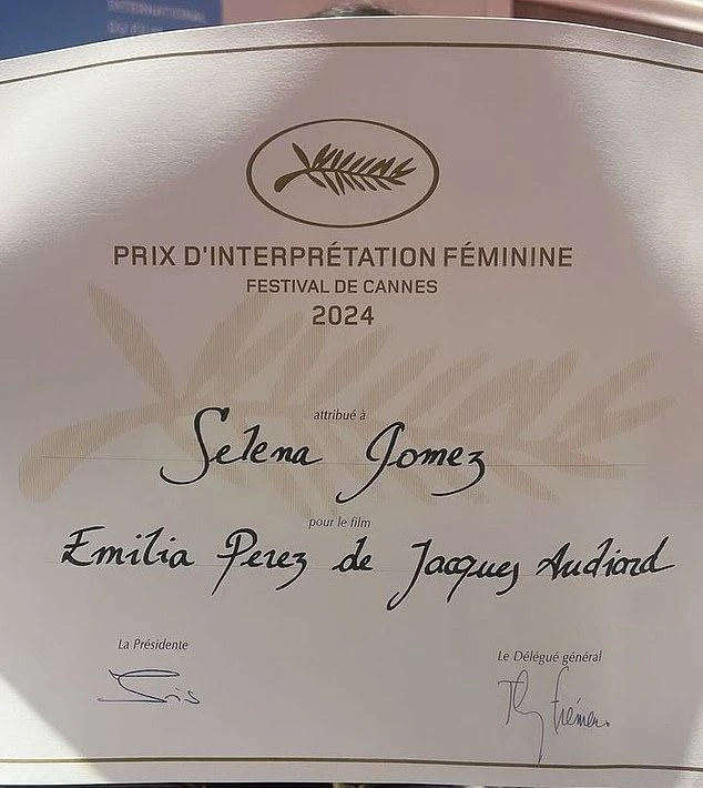 Гомез также с гордостью выложила фотографию своего сертификата за лучшую женскую роль, полученного на этой особой церемонии.