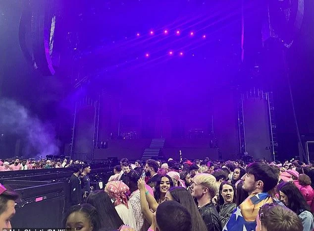 В субботу вечером фанаты собрались на арене Co-op Live в Манчестере перед концертом Ники Минаж, который был отложен