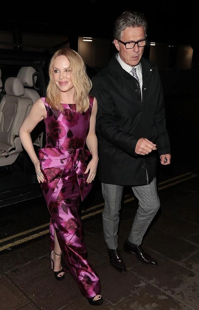 Кайли Миноуг (слева) появилась в Лондоне по поводу своего 56-го дня рождения во вторник после празднования огромной вехи для своего винного бренда