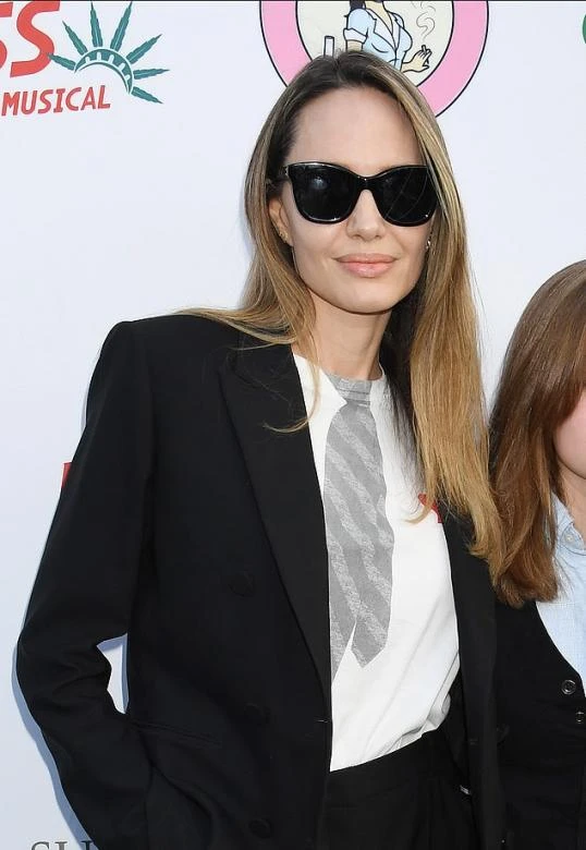 Джоли была неотразима в строгом черном жакете и узких брюках, дополненных белой футболкой с принтом серого галстука