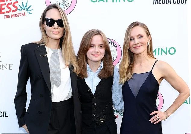 Анджелина Джоли и её младшая дочь Вивьен Джоли-Питт, 15 лет, поддержали Кристен Белл на премьере мюзикла "Reefer Madness" в Лос-Анджелесе в четверг.
