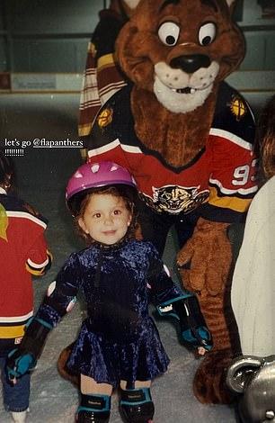 Она разместила в своих историях социальной сети милое фото себя в детстве с талисманом "Florida Panthers" на льду