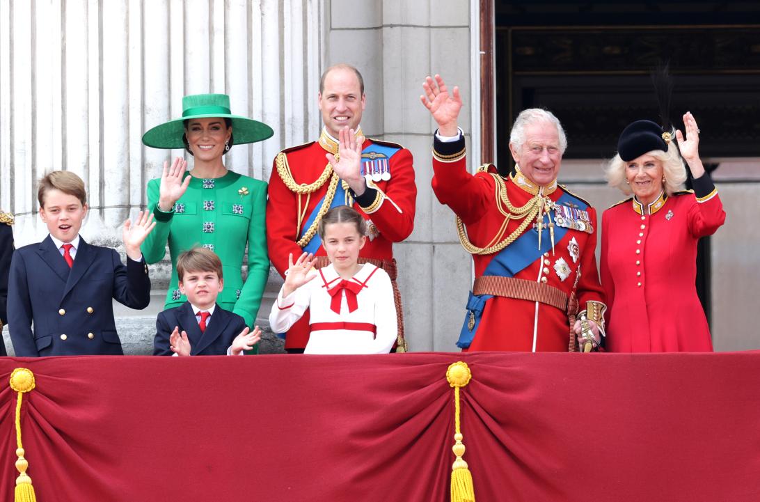 Королевская семья машет с балкона Букингемского дворца.