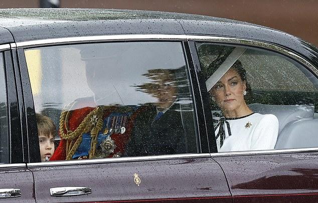 Принцесса Уэльская с принцем Уильямом и их тремя детьми в Лондоне этим утром