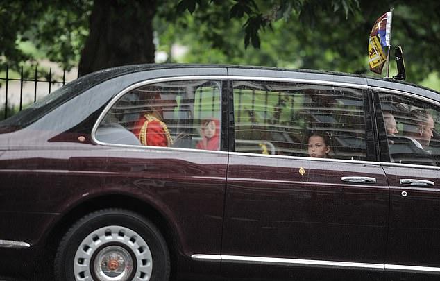 Принцесса Шарлотта выглядывает из окна по прибытии семьи в Букингемский дворец сегодня