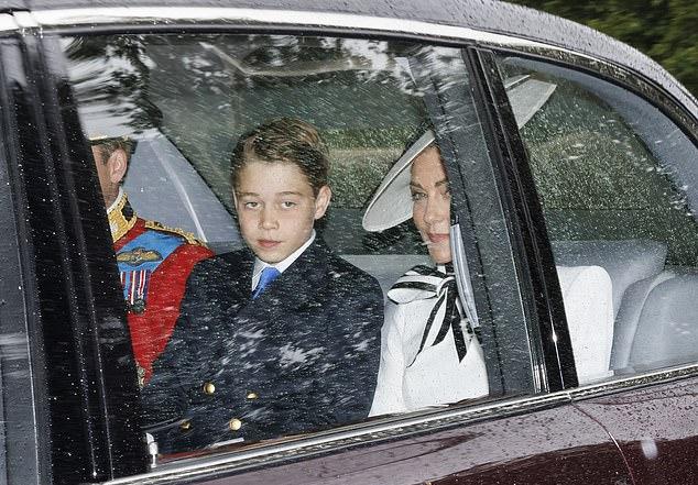 Сегодня в Лондоне Джордж едет в машине, сидя между матерью Кейт и отцом принцем Уильямом