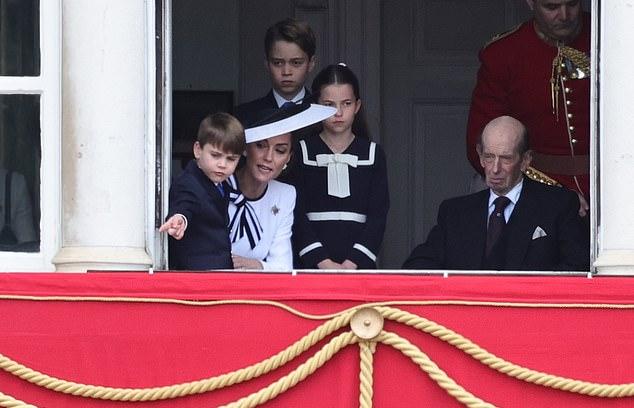 Принц Луи указывает пальцем во время парада Trooping the Colour