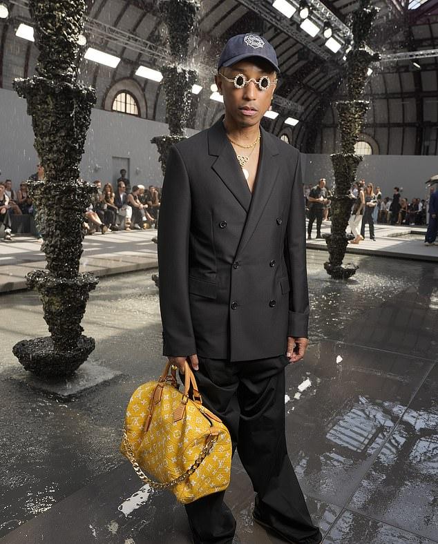 В прошлом году его работа столкнулась с негативной реакцией после того, как его красочный вариант знаменитой сумки Louis Vuitton, известной как Millionaire Speedy, была продана за 1 миллион долларов (на фото).