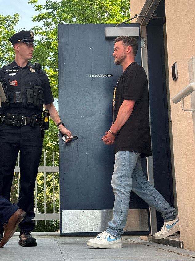 Джастин Тимберлейк был замечен в наручниках после ареста за вождении в нетрезвом виде