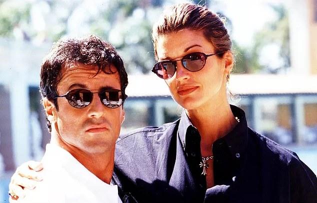 Дженис Дикинсон с актером Сильвестром Сталлоне (фото 1994 года)