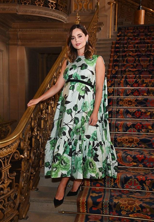 Дженна в цветочном платье зеленого цвета позирует для фото в исторической усадьбе Чатсуорт-хаус