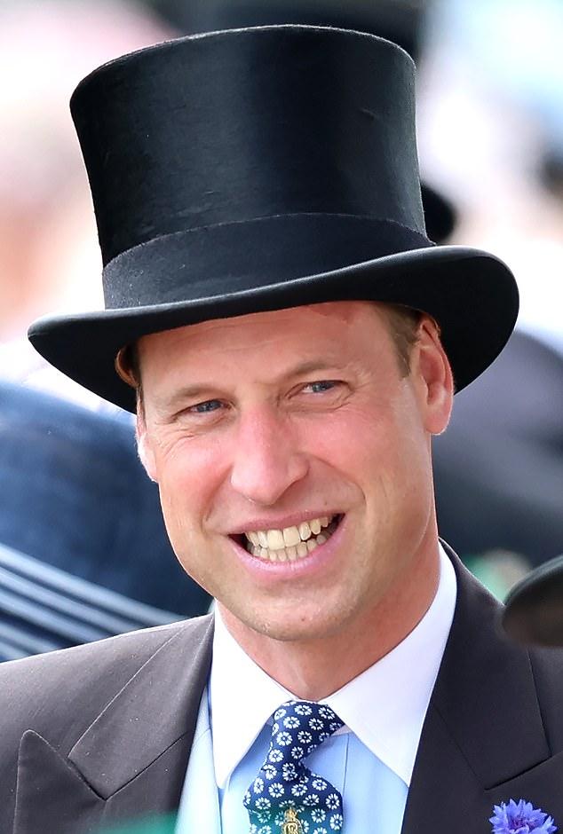 Принц Уильям выглядел элегантно в классическом черном костюме и цилиндре