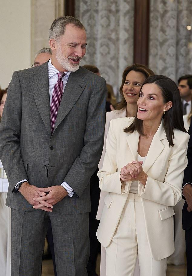 Королева Летисия в элегантном кремовом костюме на открытии выставки в Мадриде