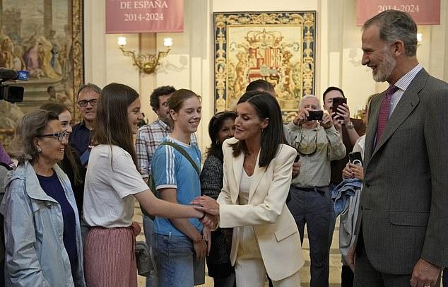 Королева Испании Летиция и король Испании Фелипе VI  с радостью приветствовали туристов, выстроившихся в очередь, чтобы увидеть их на новой выставке