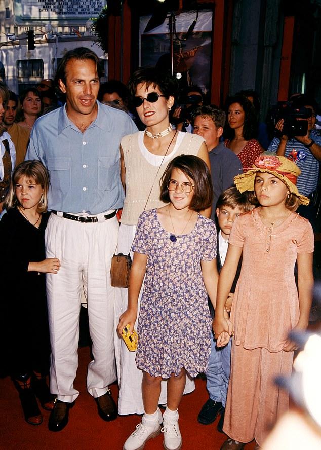Кевин Костнер с бывшей женой и детьми Синди Костнер, Энни, Лили и Джо в 1994 году