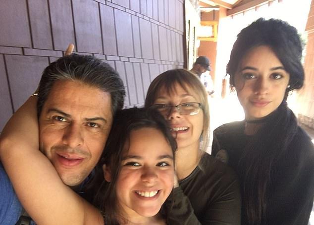 Камилла и её семья: Алехандро, Синухе, София и сама Камилла Кабельо