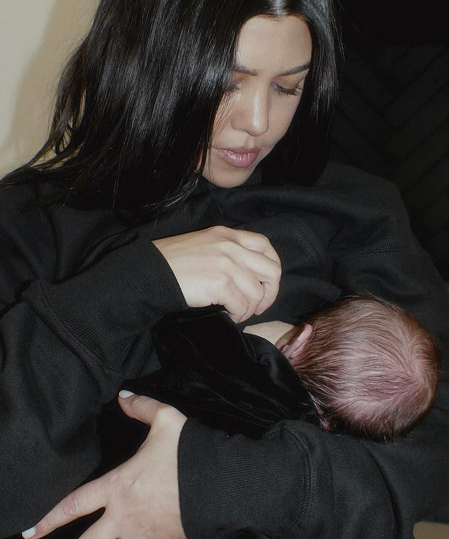 В недавнем эпизоде шоу The Kardashians Кортни объяснила, почему ее сыну Рокки потребовалась неотложная операция на плоде на седьмом месяце беременности, так как у него обнаружили редкое заболевание легких. В ноябре он благополучно родился.