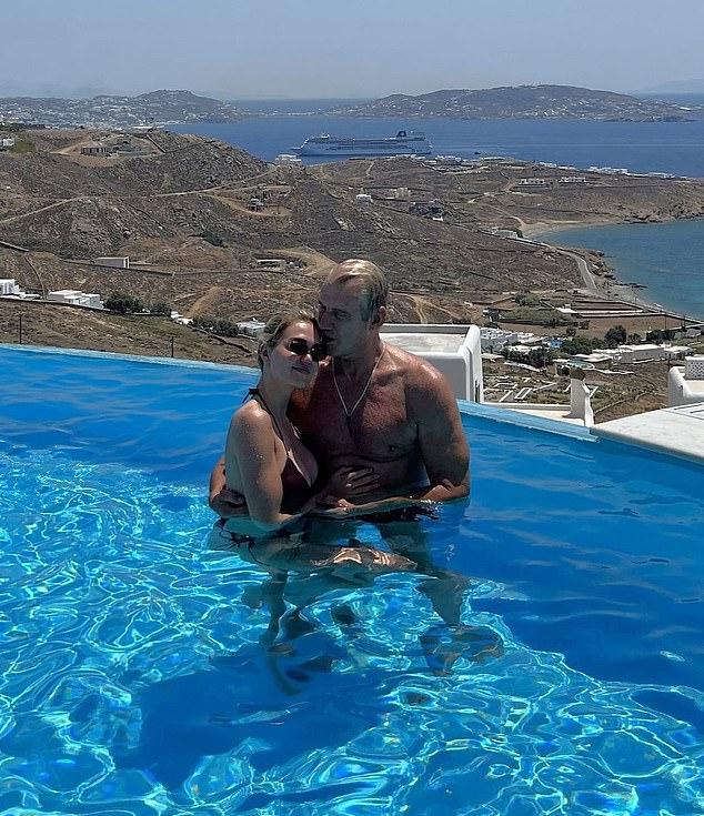 Звезда объявила о помолвке с Эммой в июне 2020 года, а пара поженилась в июле прошлого года на своей вилле на Миконосе, Греция (на фото 2022 года)