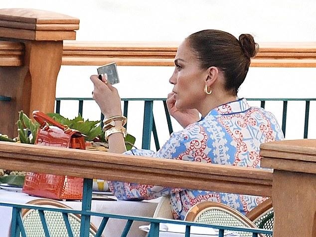 Дженнифер снова заметили на лодке по пути в знаменитый ресторан Lo Scoglio в Нерано, где она обедала с друзьями