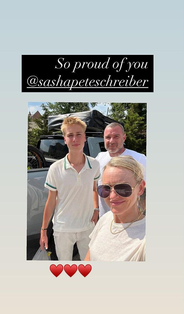 Наоми Уоттс провела часть уикенда с экс-бойфрендом Ливом Шрайбером, а также отправилась в ресторан с их 16-летним сыном Сашей