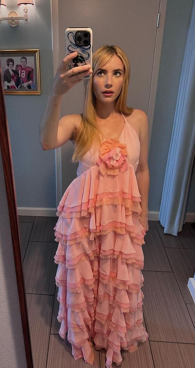 33-летняя Эмма Робертс сначала позировала в зеркальном селфи в розовом платье с оборками, а затем переоделась во второй розовый ансамбль, состоящий из длинной юбки и топа