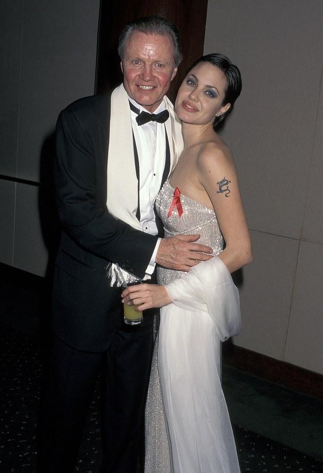 В семейных отношениях Анджелины Джоли и Джона Войта не раз были периоды отчуждения (на фото 1998 года)