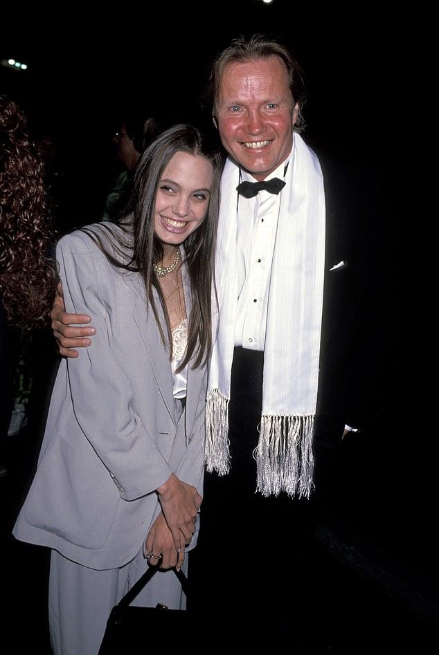 Они кратко возобновили отношения во время съемок Tomb Raider в 2001 г., но, как сообщается, Джоли снова разорвала связь с отцом в начале 2000-х гг.; (фото 1991 г.)