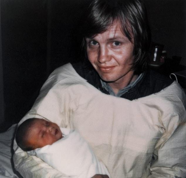 Родители Джоли, Войт и Бертран, поженились в 1971 г., в 1975 г. у них родилась вторая дочь - Анджелина Джоли Войт. На фото Войт с Джоли в день ее рождения
