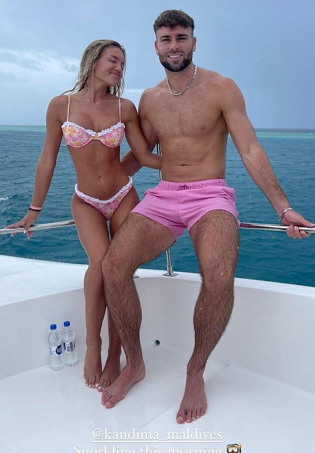 Молли Смит и Том Клэр из «Love Island» подогрели слухи о помолвке, представ на Мальдивах в парных розовых купальниках