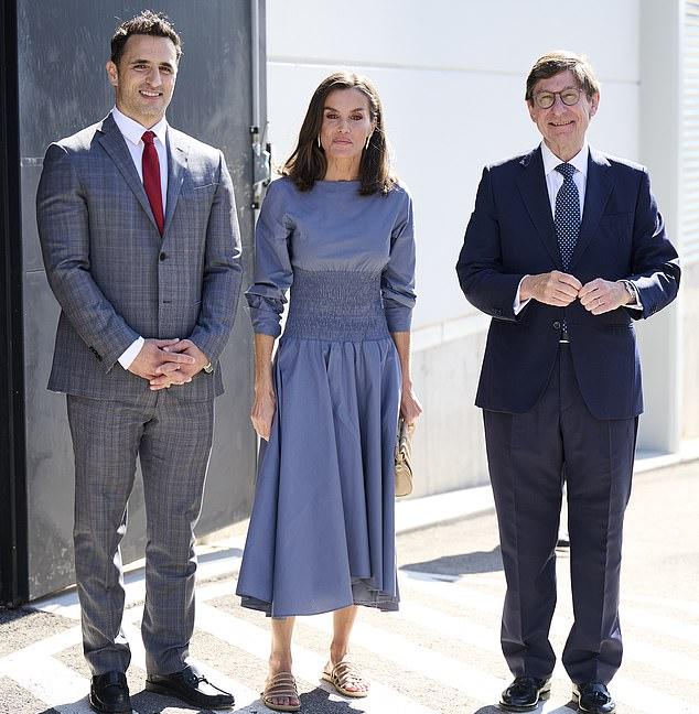 Диего Авалос (слева), испанская королева Летиция (в центре), Хосе Игнасио Гоиригольсарри (справа) сфотографировались на встрече FAD