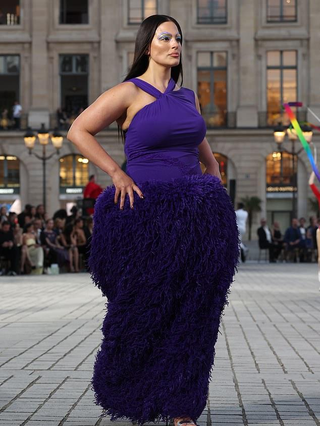 Эшли Грэм открывает показ на Vogue World: Париж на Вандомской площади