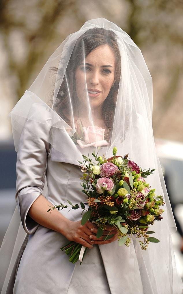 Стелла появилась в марте 2022 года около тюрьмы Белмарш в длинном свадебном платье с одним из фирменных корсетов дизайнера Вивьен Вествуд 