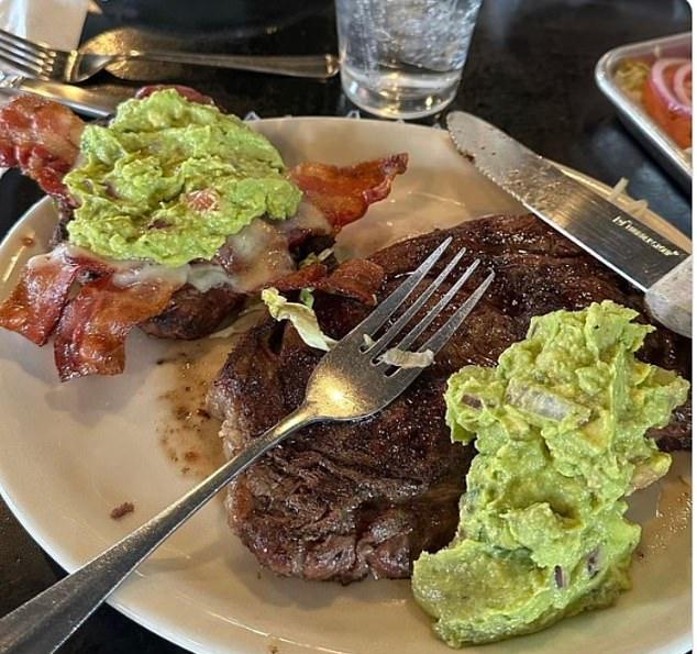 В прошлом году Гриллс поделился снимком своего «завтрака чемпионов»: стейк, бекон и авокадо