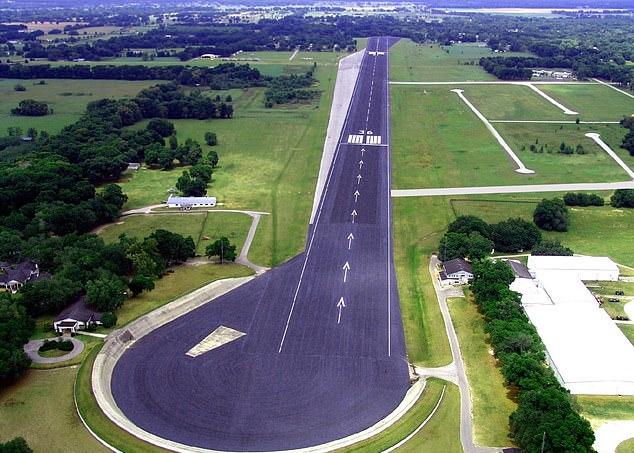 У него есть особняк в городке Jumbolair Aviation Estates во Флориде, охраняемом районе в 550 акров с самой протяженной лицензированной частной взлетно-посадочной полосой в Америке
