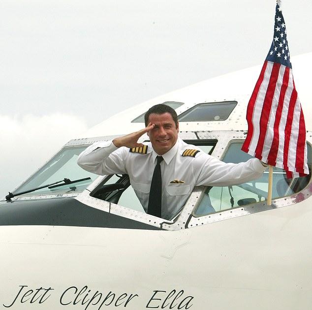 В 2002 году Джон руководил экстравагантным мероприятием в Вашингтоне, которое положило начало году празднеств в честь столетия пилотируемого полета. На фото того же года в Нью-Йорке