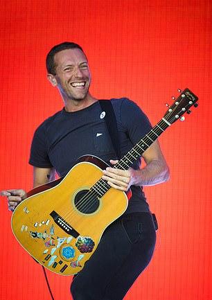 Лидер Coldplay Крис Мартин (на фото 2019 года) вспомнил, как в 1999 году группа чуть не пропустила свое первое выступление на культовом фестивале в Гластонбери.