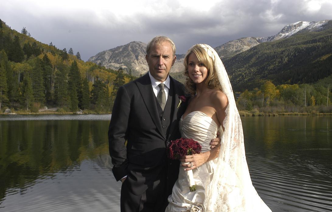 Кевин Костнер и Кристин Баумгартнер в день свадьбы.
