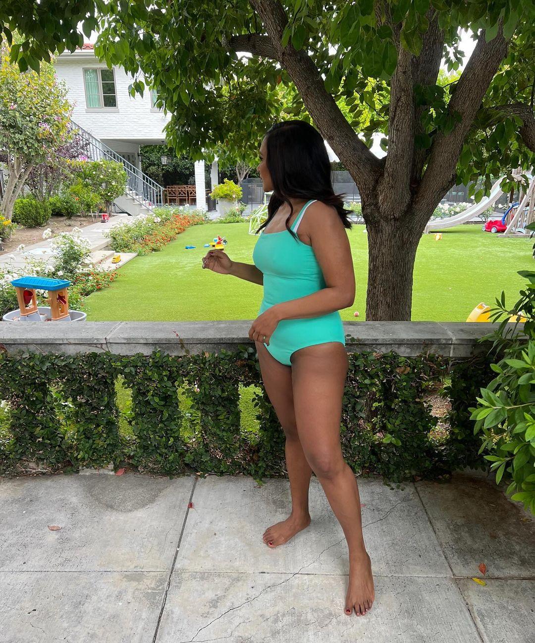 Минди Кейлинг продемонстрировала фигуру в слитном купальнике после рождения третьего ребенка