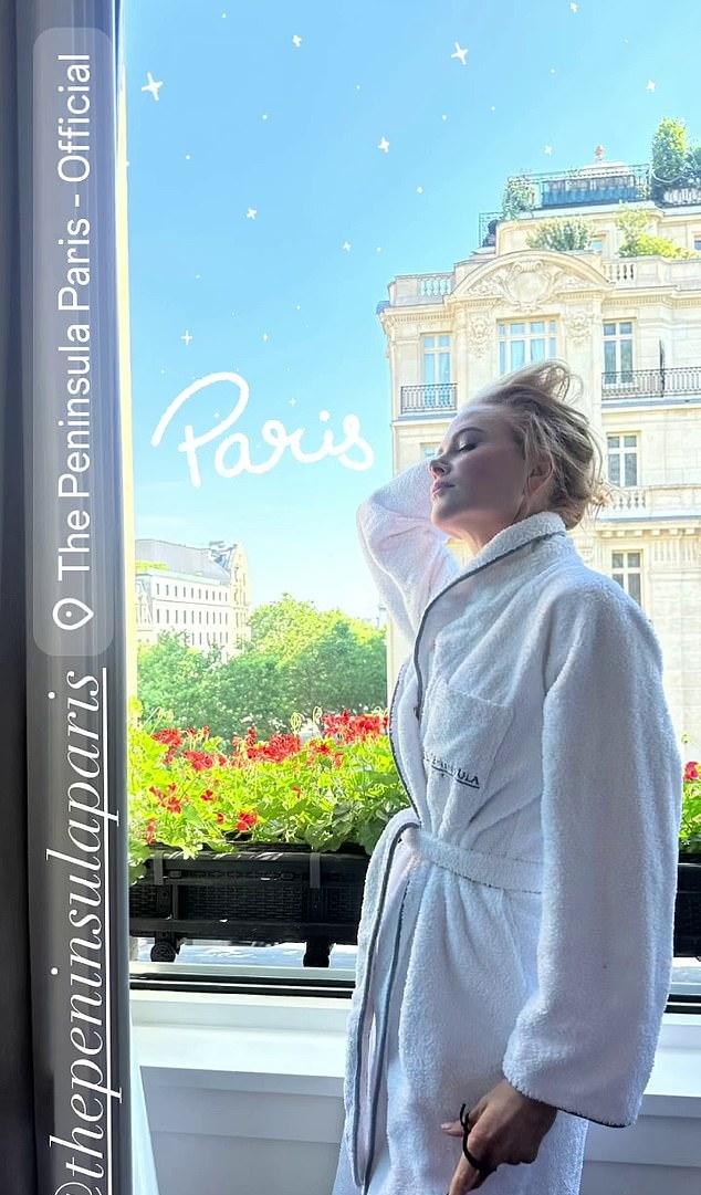 Николь Кидман наслаждалась красотой Парижа в халате, сидя в окне отеля Peninsula