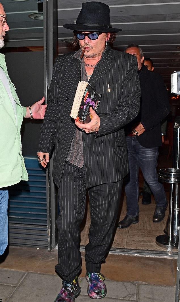 Джонни Депп в приподнятом настроении: редкий выход в свет на фоне возвращения в Голливуд