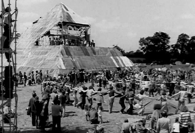 Знаменитый фестиваль за эти годы расширился. На фото: Сцена Pyramid Stage в 80-е