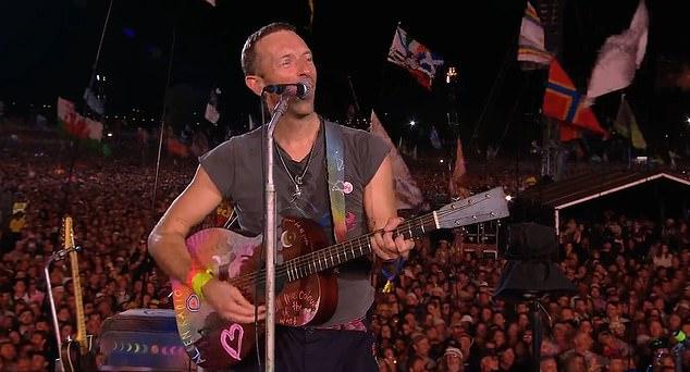 Крис Мартин из Coldplay почтил память основателя Glastonbury сэра Майкла Ивиса в трогательной речи на сцене