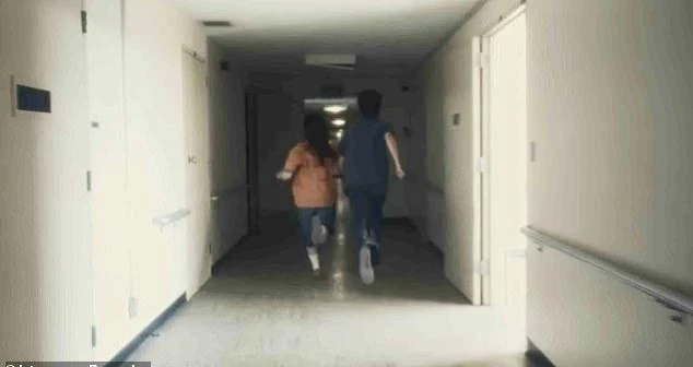 В видео показано, как Айлиш пробирается по коридорам невзрачного здания учреждения и в конце концов встречается с Вольффом