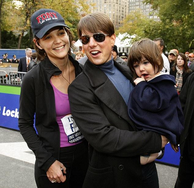 Несмотря на происхождение, воспитывалась актрисой-мамой после потери контакта с отцом сайентологом Томом Крузом (на фото 2007).