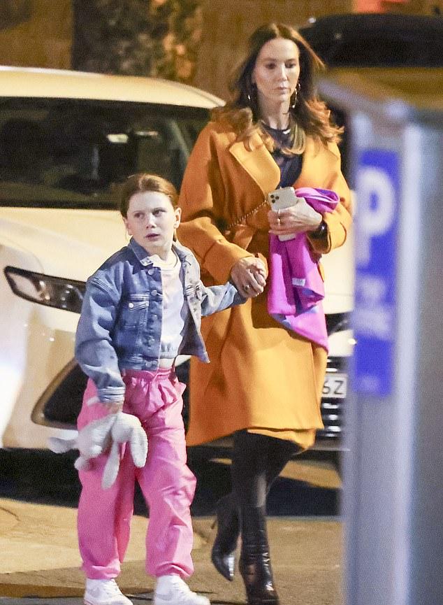 Кили Кларк заметили с дочерью Келси Ли в субботу вечером после новостей о новых отношениях ее бывшего мужа Майкла Кларка с  агентом недвижимости Арабеллой Шерборн.