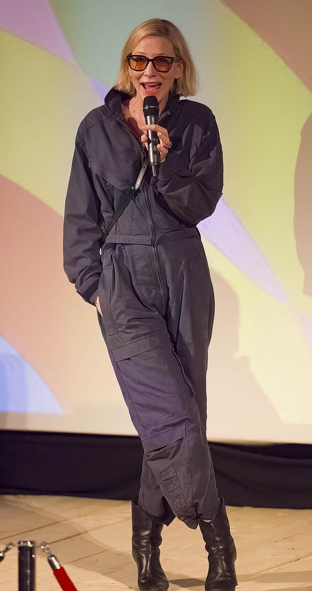 55-летняя Кейт Бланшетт выглядела стильно на показе своего фильма 2007 года «Меня там нет» в кинотеатре Pilton Palais во время Гластонберийского фестиваля в воскресенье.