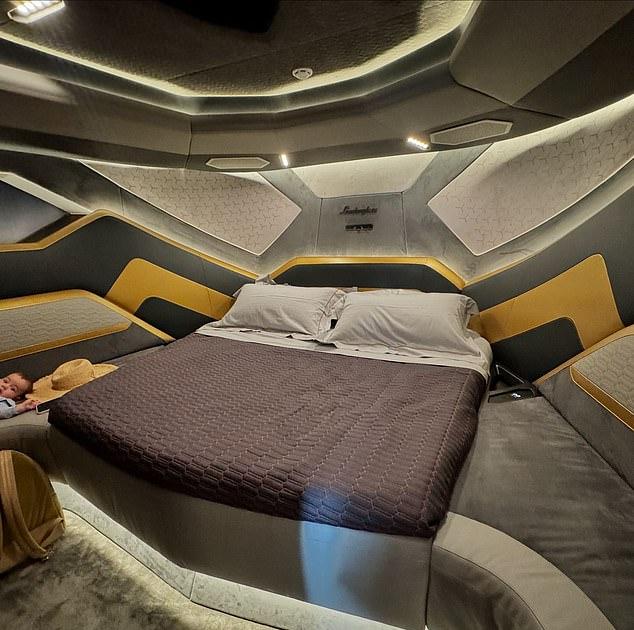Он опубликовал снимок огромной главной спальни на яхте с характерным дизайном Lamborghini "Y-Line"
