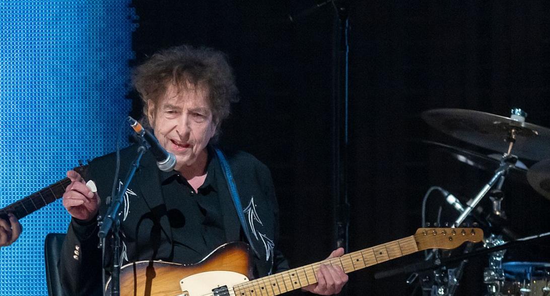 Боб Дилан - поэт, певец и композитор.