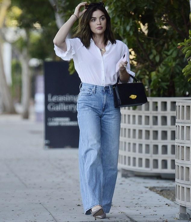 Звезда сериала "Милые обманщицы" выглядела шикарно в белой рубашке на пуговицах, синих джинсах с завышенной талией и бежевых туфлях на каблуке
