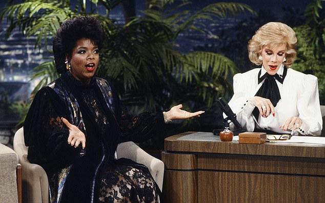 "Джоан Риверс обратилась ко мне и сказала: "Скажи мне, почему ты такая толстая?". Это было по национальному телевидению", - поделилась Опра, выступая в подкасте The Jamie Kern Lima Show, позируя с Джоан в 1986 г.